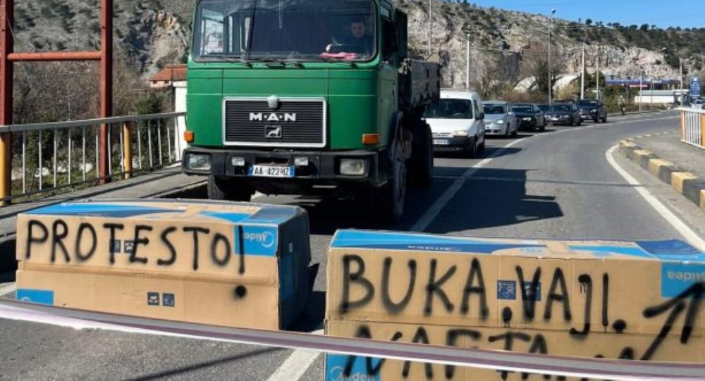 Proteste ne Shkoder kunder rritjes se cmimeve, bllokohet hyrja e qytetit